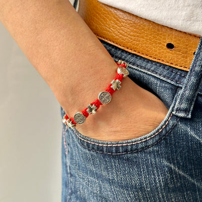 Gelang, rajutan tangan, ukuran bisa di sesuaikan, salib st.Benedict dua sisi, merah