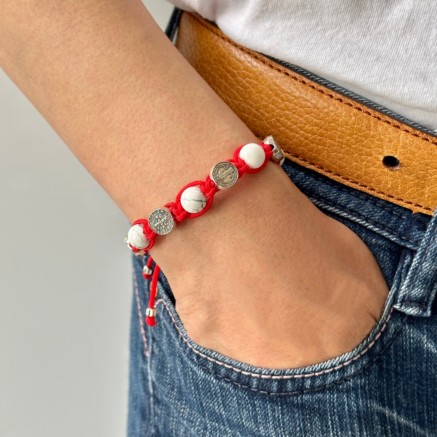 Gelang ikon St. Benedict dengan tenunan tangan pirus putih 8mm ukuran tangan yang dapat disesuaikan berwarna merah