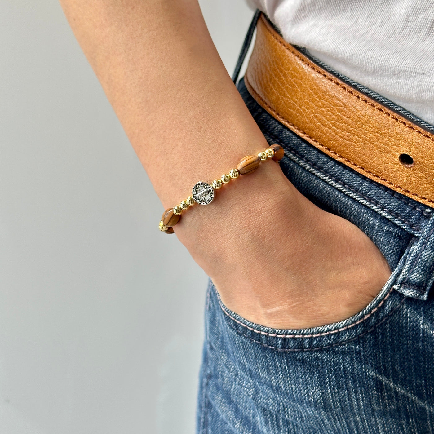 Gelang Impor Manik-manik Kayu Zaitun Oval 9Mm dengan Manik-manik Spacer Emas Dikombinasikan dengan Medali Suci St. Benediktus 8250882