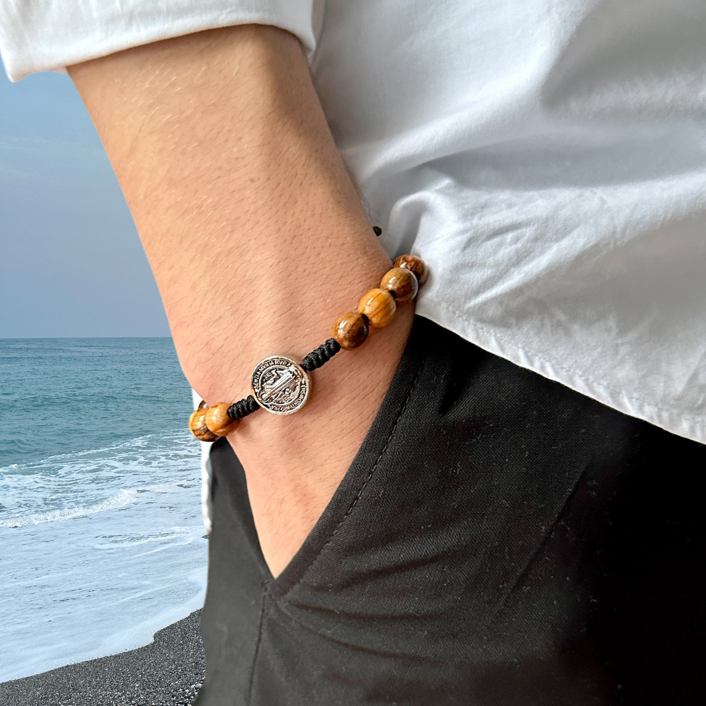 Gelang manik-manik kayu zaitun impor 8mm dengan Medali Suci St Benedict lingkar tangan dapat disesuaikan