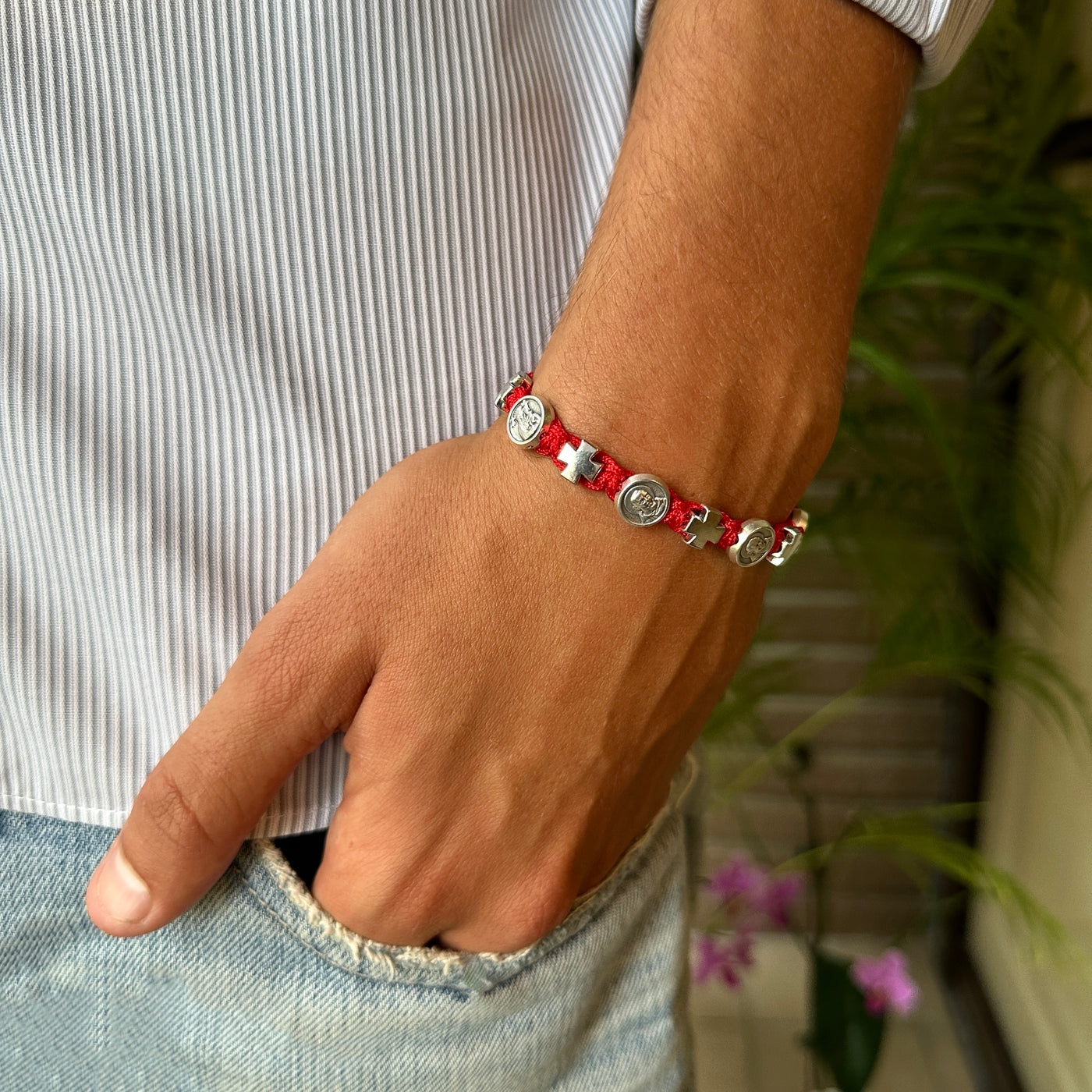The bracelet is hand-knitted and the length can be adjusted at will. The cross is matched with Padre Pio red 8250007-7/8.