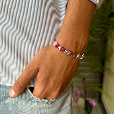 The bracelet is hand-knitted and the length can be adjusted at will. The cross is matched with Padre Pio red 8250007-7/8.