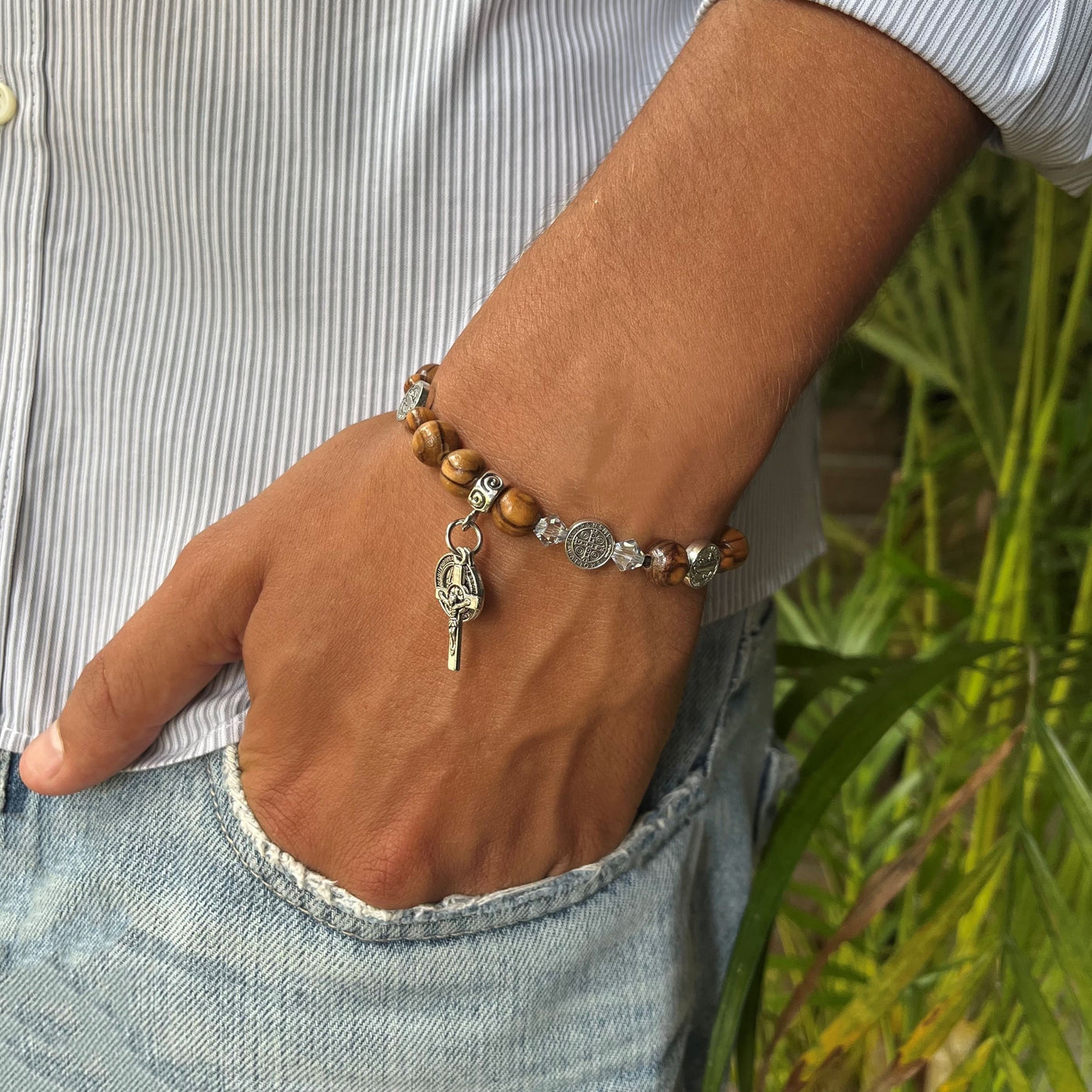 Gelang Kristal Putih Swarovski 5Mm + 8Mm Manik-manik Kayu Zaitun Liontin St. Benediktus Salib Yesus