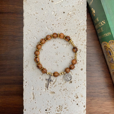 Gelang 8Mm Manik-manik Kayu Zaitun Impor dengan Bentuk Emas Salib St. Benediktus 82508a1