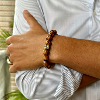 Gelang 10mm manik-manik kayu zaitun impor dari Israel dengan salib tertanam perunggu 8251051