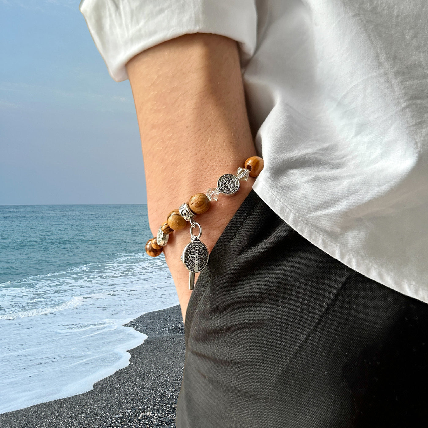 Gelang Kristal Putih Swarovski 5Mm + 8Mm Manik-manik Kayu Zaitun Liontin St. Benediktus Salib Yesus