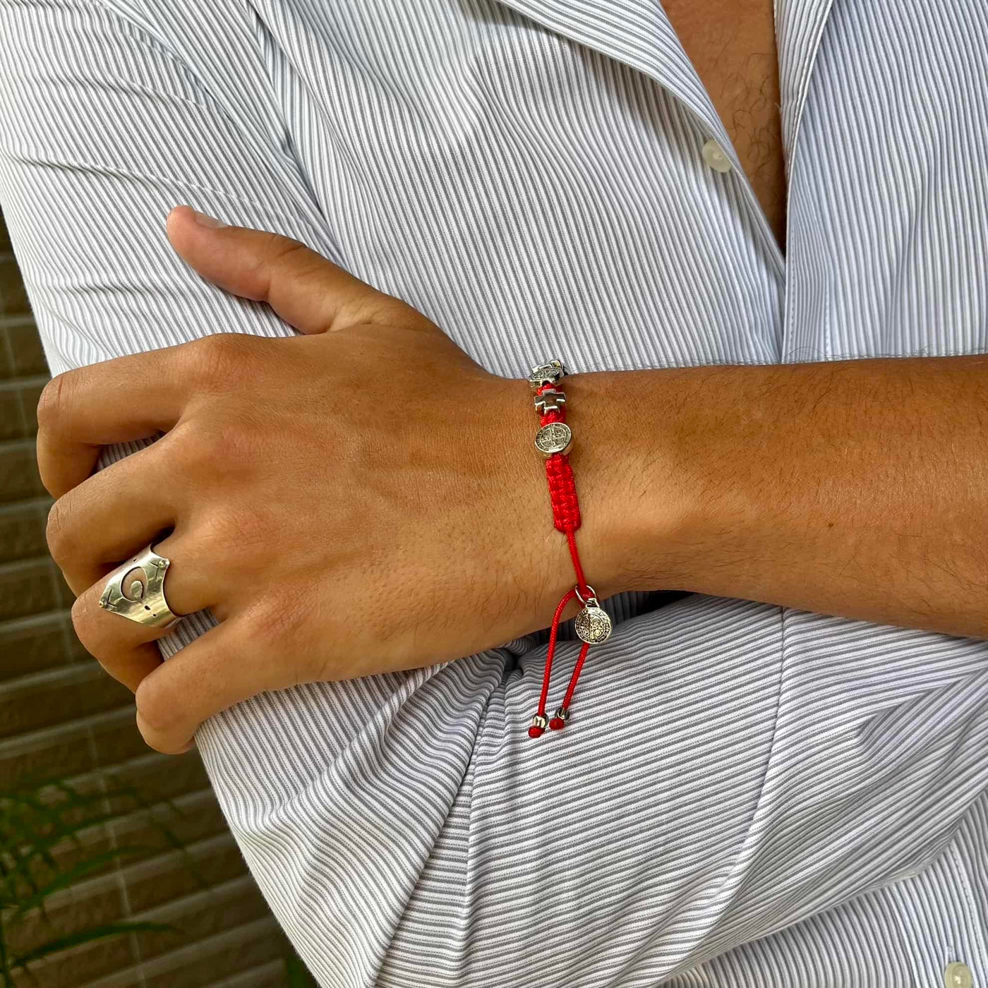 Gelang, rajutan tangan, ukuran bisa di sesuaikan, salib st.Benedict dua sisi, merah
