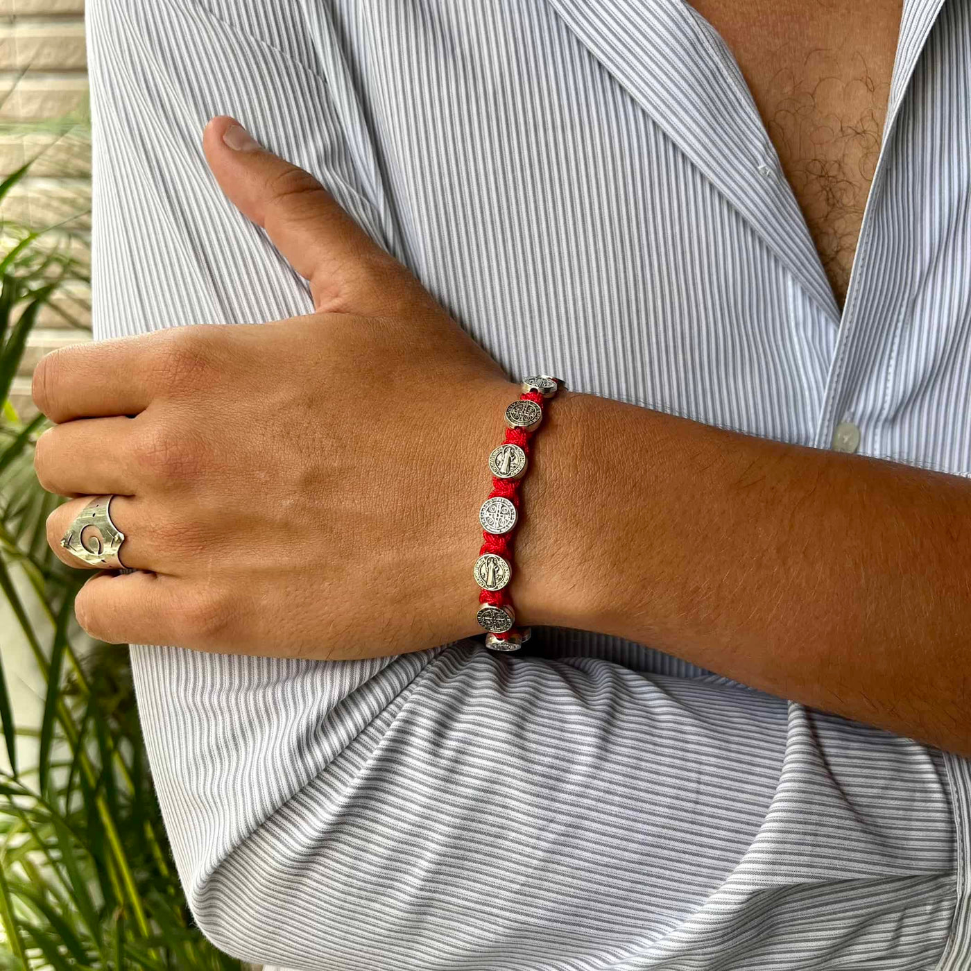 Gelang, rajutan tangan, panjangnya bisa diatur, Medali Saint Benedict, merah