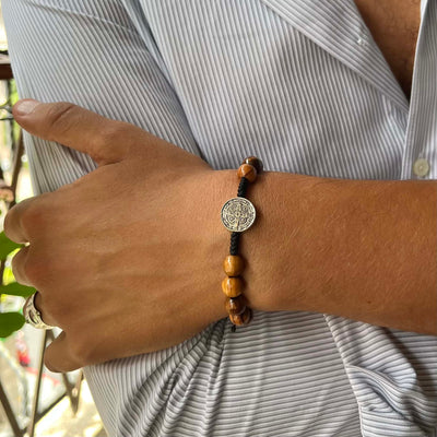 Gelang manik-manik kayu zaitun impor 8mm dengan Medali Suci St Benedict lingkar tangan dapat disesuaikan