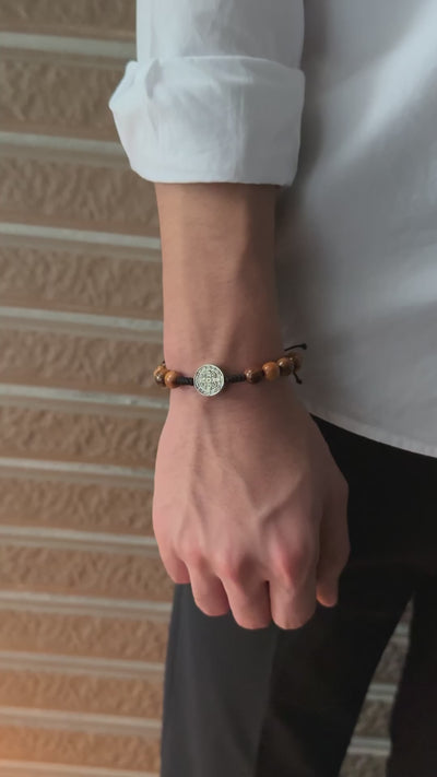 Gelang manik-manik kayu zaitun impor 8mm dengan Medali Suci St Benedict lingkar tangan dapat disesuaikan
