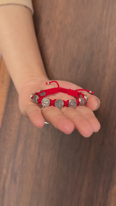 Gelang, rajutan tangan, panjangnya bisa diatur, Medali Saint Benedict, merah