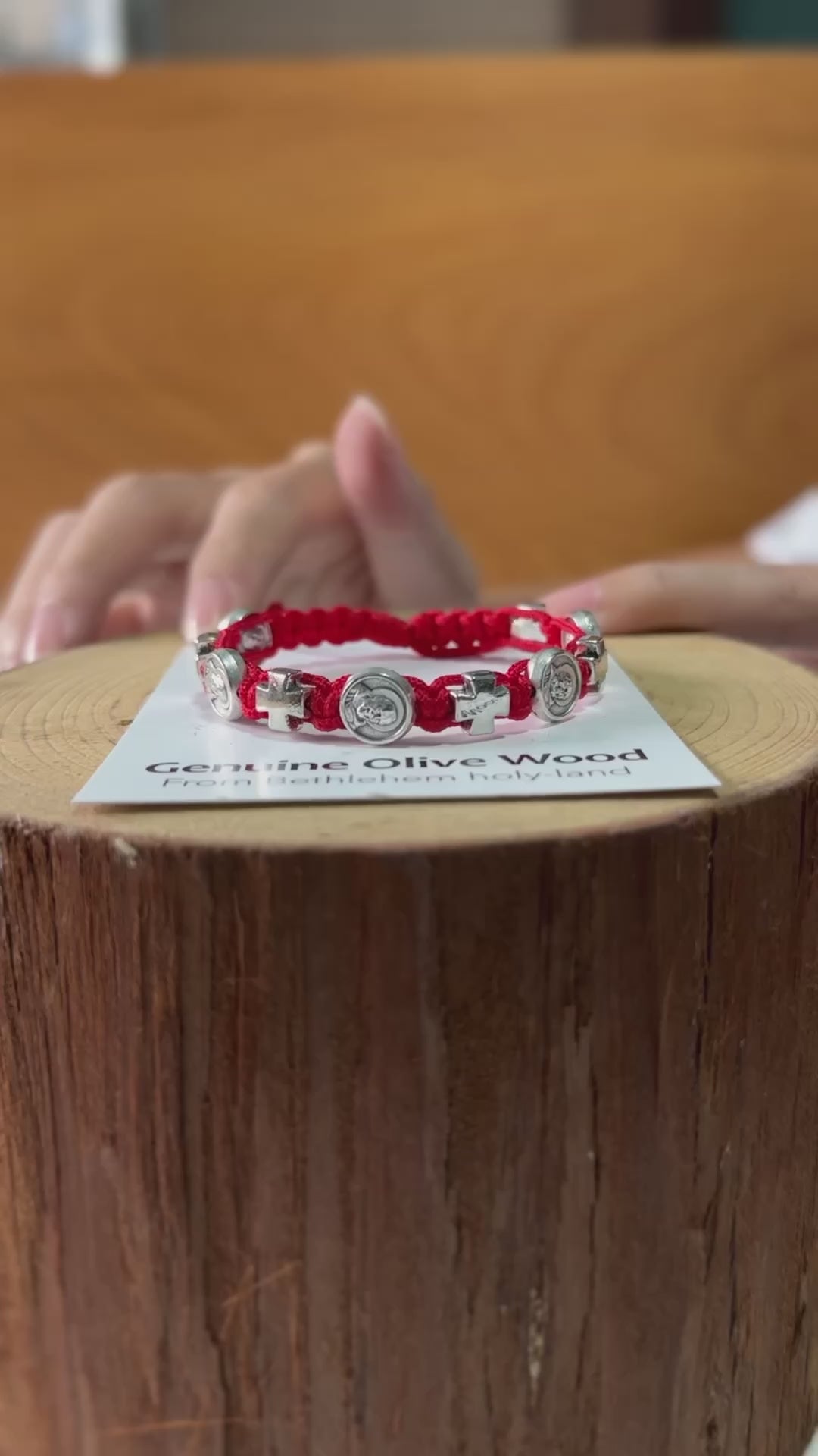 The bracelet is hand-knitted and the length can be adjusted at will. The cross is matched with Padre Pio red 8250007-7/8.