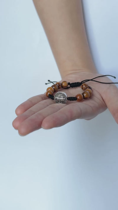Gelang manik-manik kayu zaitun impor 8mm dengan Medali Suci St Benedict lingkar tangan dapat disesuaikan