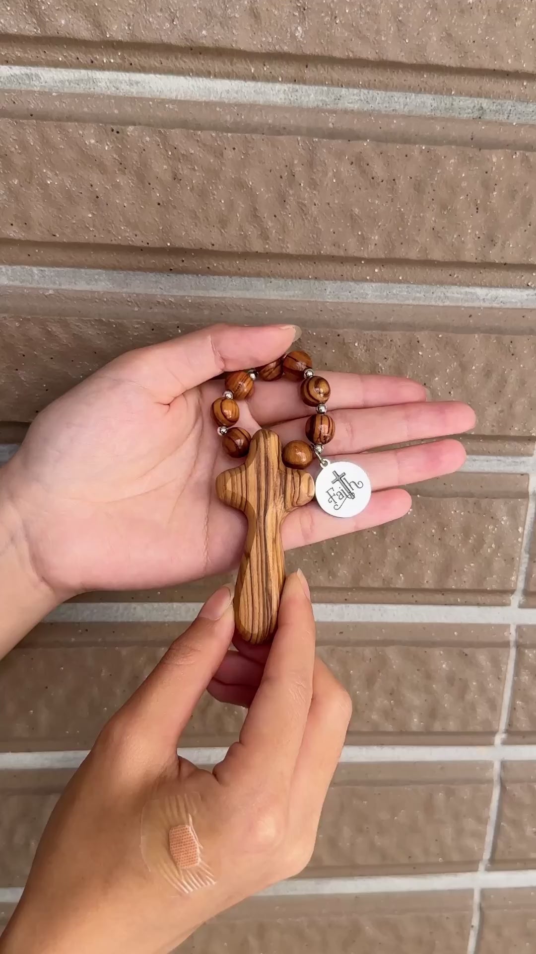 車掛 萬用掛飾 手握橄欖木十字架10mm橄欖木珠FAITH墜飾8280065