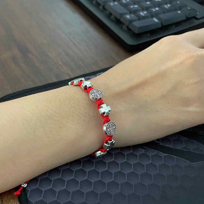 Gelang, rajutan tangan, ukuran bisa di sesuaikan, salib st.Benedict dua sisi, merah